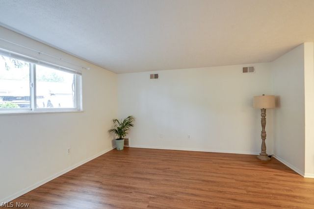 216 Moore Road 4M, Avon Lake, OH 44012