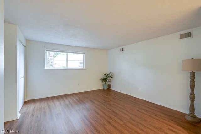 216 Moore Road 4M, Avon Lake, OH 44012
