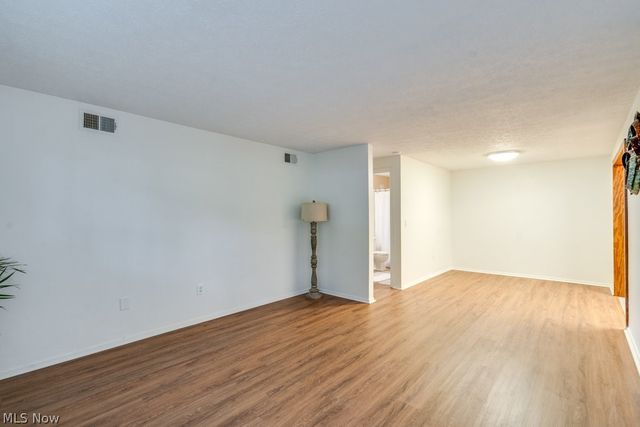 216 Moore Road 4M, Avon Lake, OH 44012