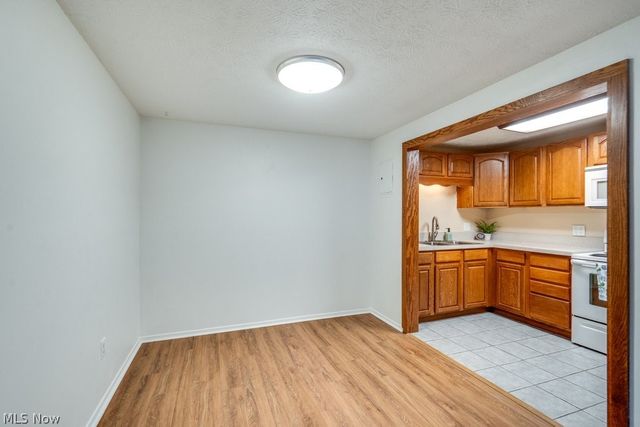 216 Moore Road 4M, Avon Lake, OH 44012