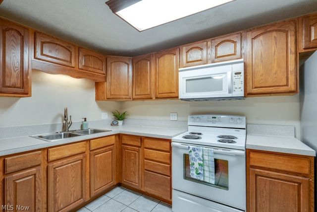 216 Moore Road 4M, Avon Lake, OH 44012