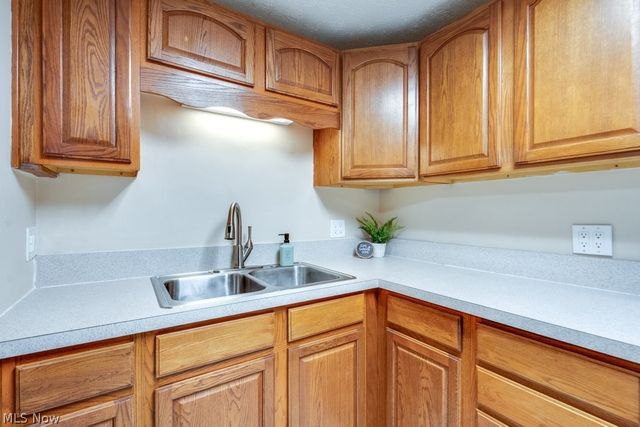 216 Moore Road 4M, Avon Lake, OH 44012