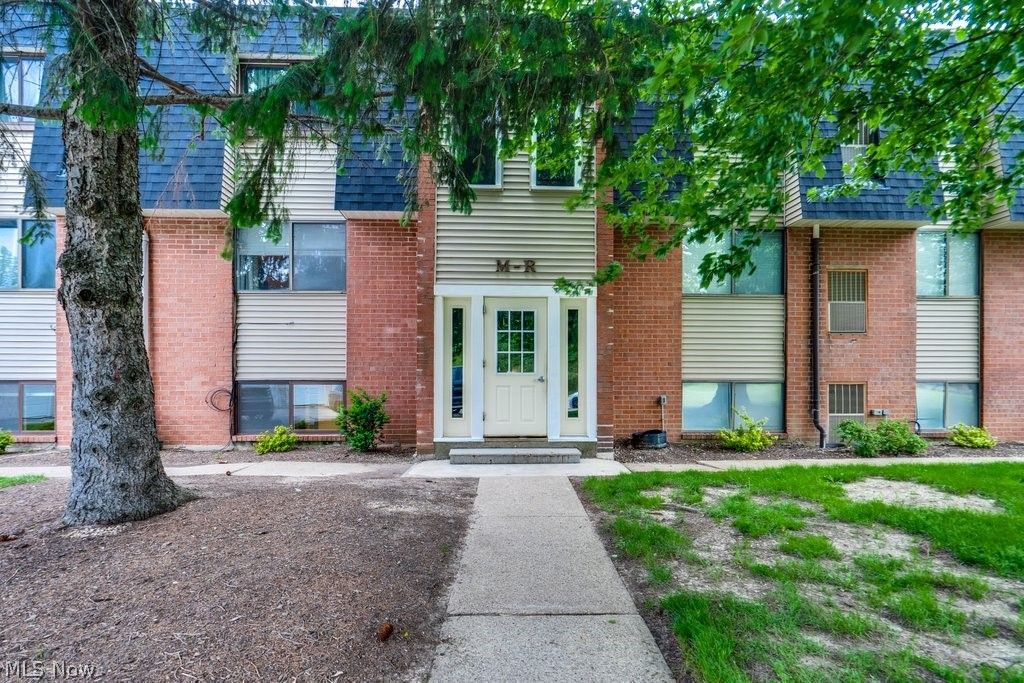 216 Moore Road 4M, Avon Lake, OH 44012