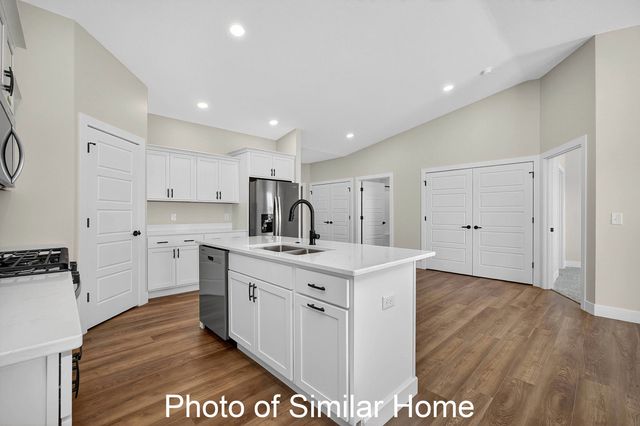 450 N 2ND Avenue, Eldridge, IA 52748