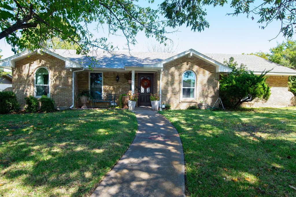943 Maplecrest Drive, Lancaster, TX 75146