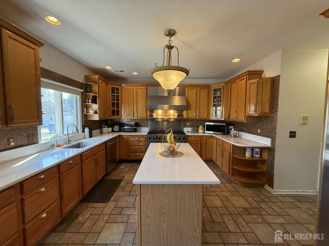 28 Renk Farm Drive, South Brunswick, NJ 08852