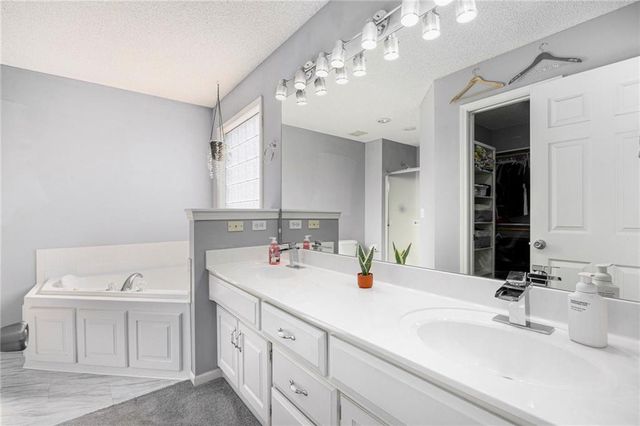 2417 SW Woodhaven Lane, Lee's Summit, MO 64082