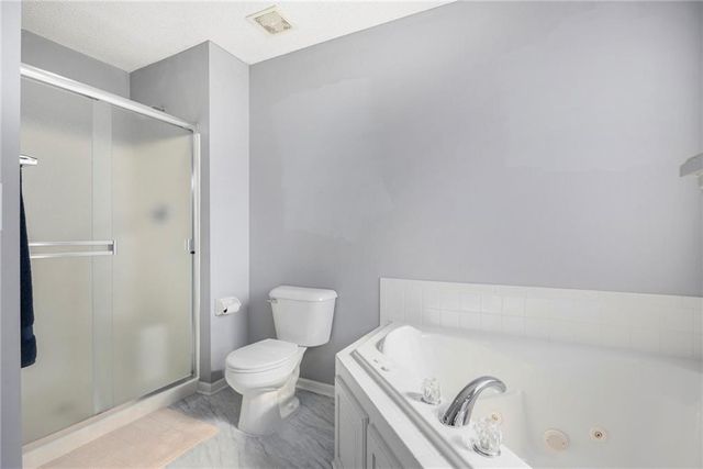 2417 SW Woodhaven Lane, Lee's Summit, MO 64082