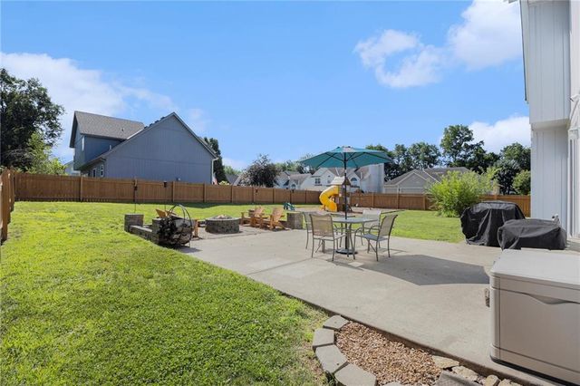 2417 SW Woodhaven Lane, Lee's Summit, MO 64082