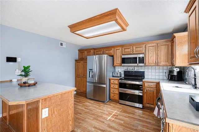 2417 SW Woodhaven Lane, Lee's Summit, MO 64082