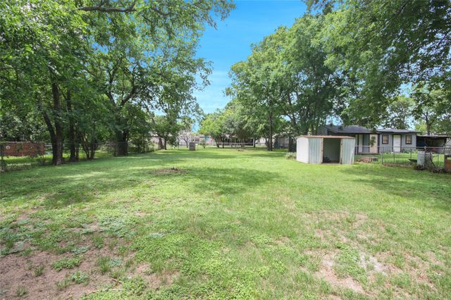 703 N Douglas Avenue, Cleburne, TX 76033