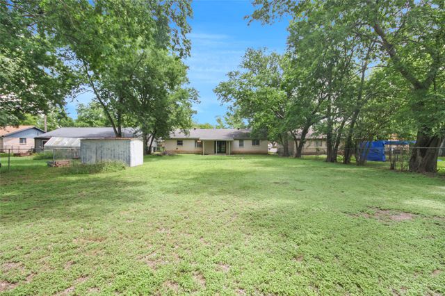 703 N Douglas Avenue, Cleburne, TX 76033