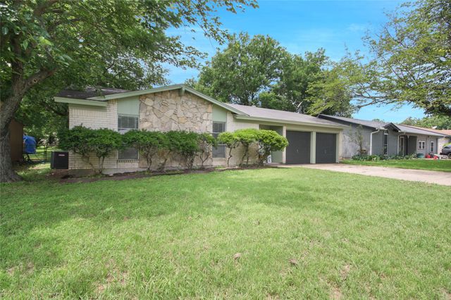 703 N Douglas Avenue, Cleburne, TX 76033