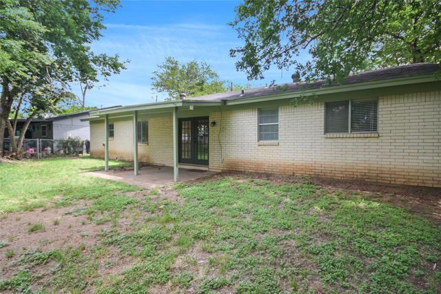 703 N Douglas Avenue, Cleburne, TX 76033