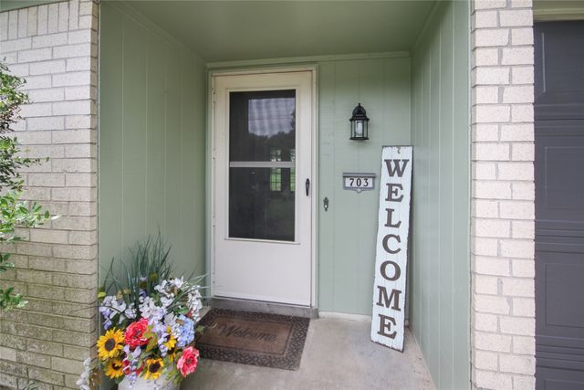 703 N Douglas Avenue, Cleburne, TX 76033