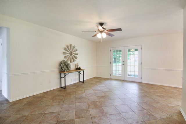703 N Douglas Avenue, Cleburne, TX 76033