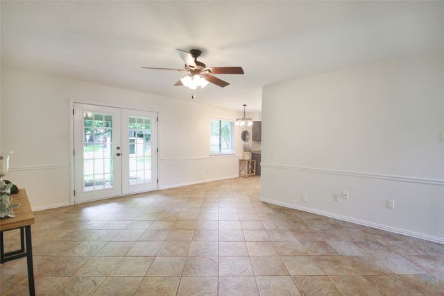 703 N Douglas Avenue, Cleburne, TX 76033