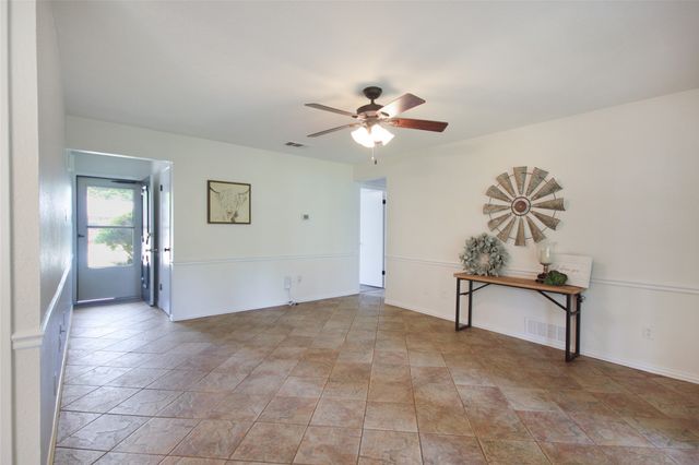 703 N Douglas Avenue, Cleburne, TX 76033