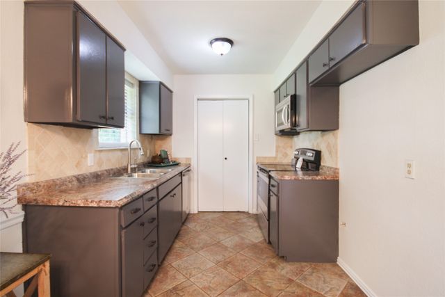 703 N Douglas Avenue, Cleburne, TX 76033