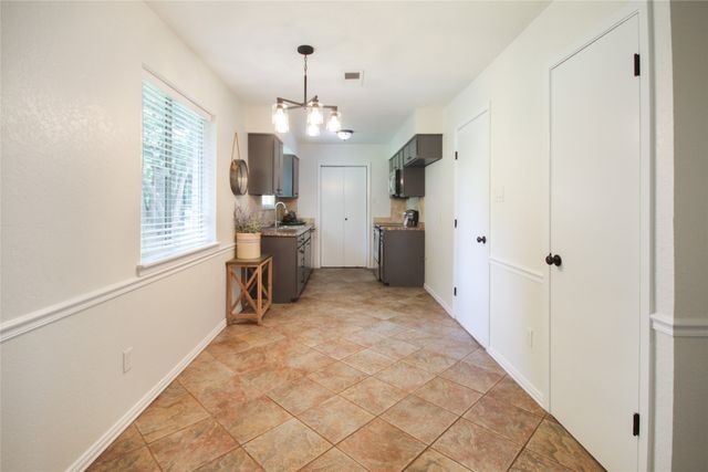 703 N Douglas Avenue, Cleburne, TX 76033