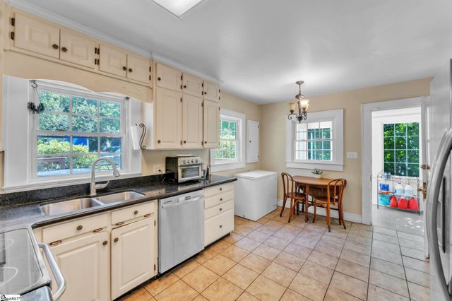 206 W Farley Avenue, Laurens, SC 29360