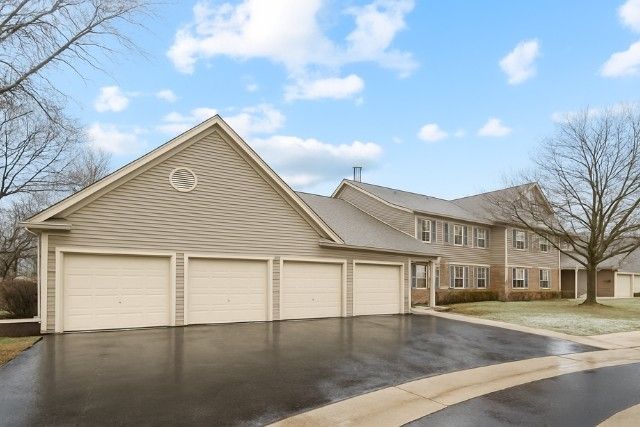 2838 Meadow Lane W-2, Schaumburg, IL 60193
