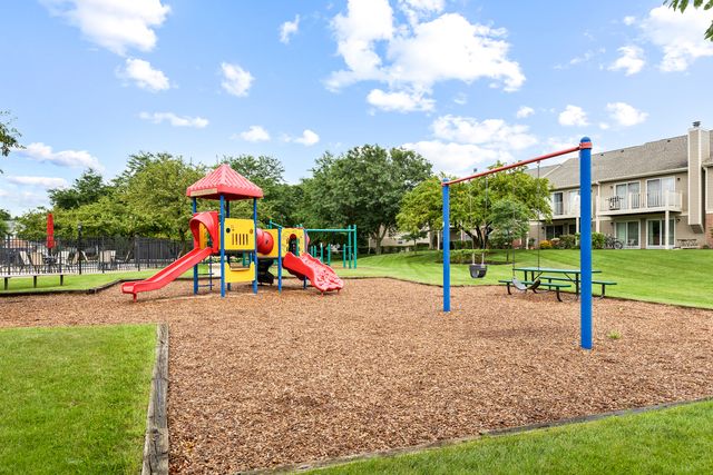 2838 Meadow Lane W-2, Schaumburg, IL 60193