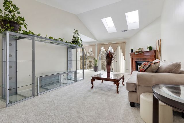 2838 Meadow Lane W-2, Schaumburg, IL 60193