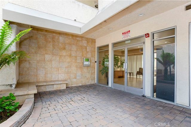 5325 Newcastle Ave. 322, Encino, CA 91316
