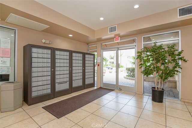 5325 Newcastle Ave. 322, Encino, CA 91316