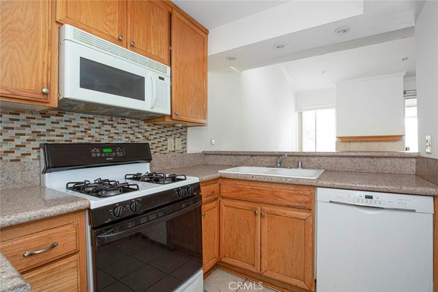 5325 Newcastle Ave. 322, Encino, CA 91316