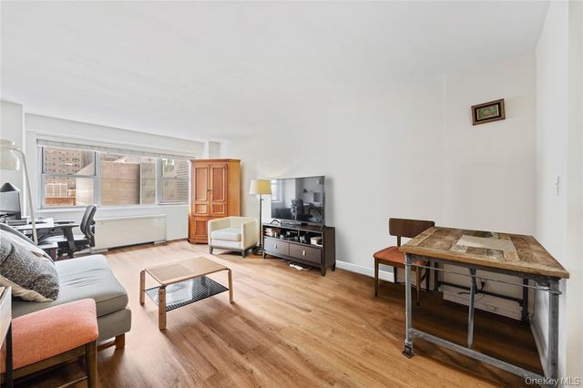 321 E 48th St Apt 9D, New York City, NY 10017