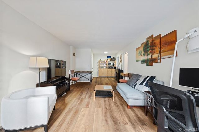 321 E 48th St Apt 9D, New York City, NY 10017