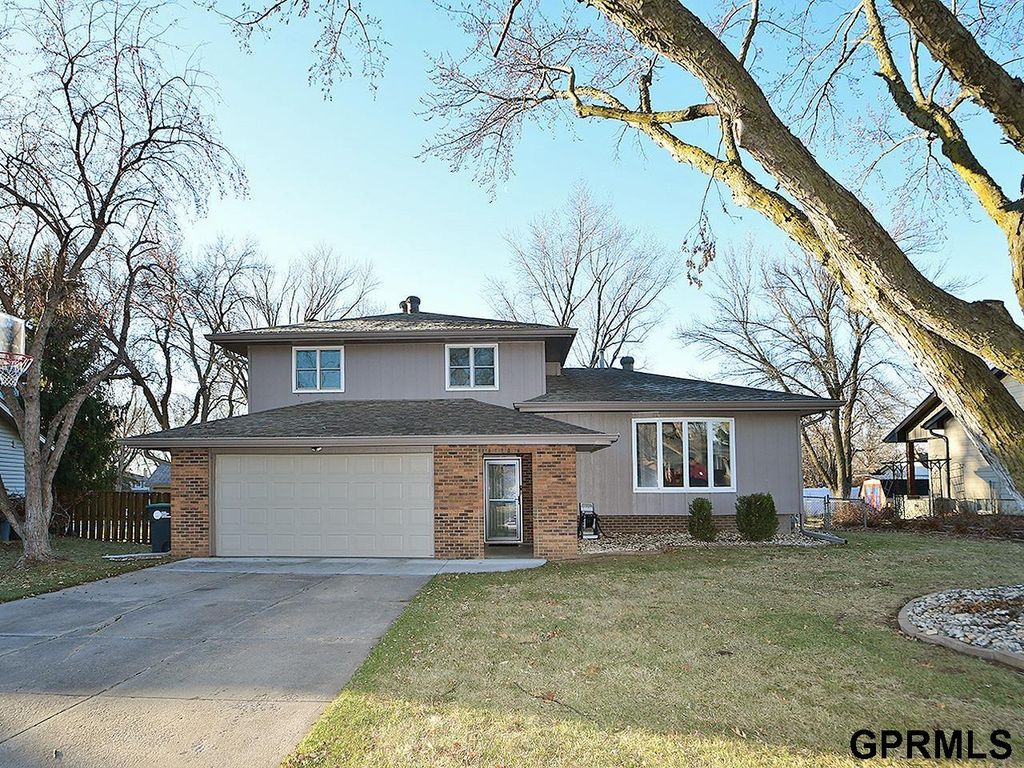 21319 Fieldcrest Drive, Elkhorn, NE 68022
