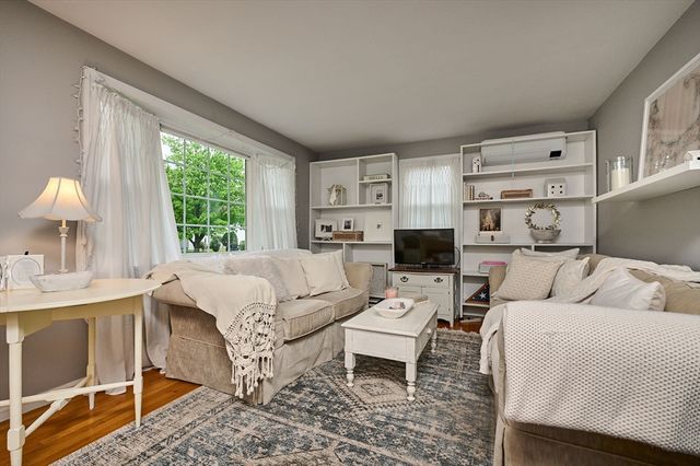 19 Beyer Dr, Easthampton, MA 01027