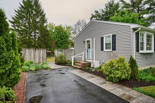 19 Beyer Dr, Easthampton, MA 01027