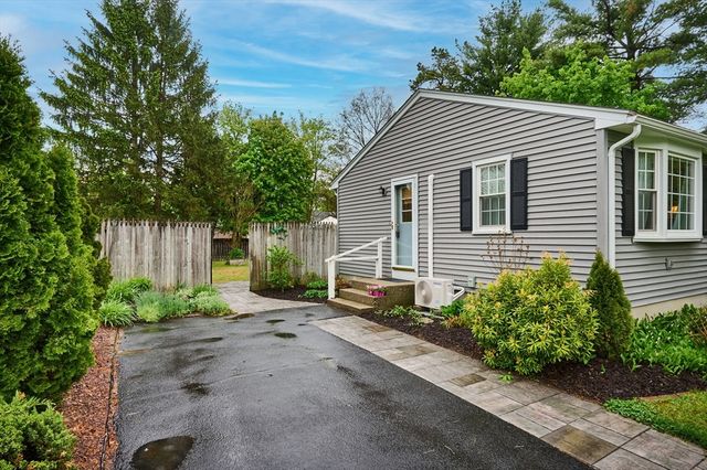19 Beyer Dr, Easthampton, MA 01027