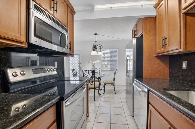 1056 Guildford D 1056, Boca Raton, FL 33434