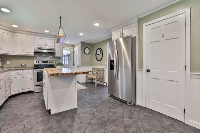 24 Beaver Brook Circle, Amherst, NH 03031