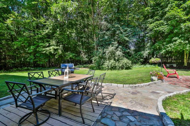 24 Beaver Brook Circle, Amherst, NH 03031