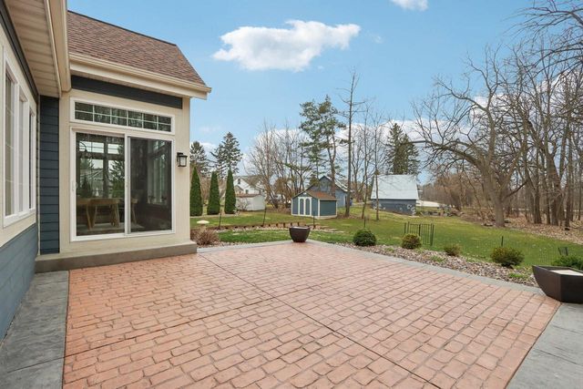 W351N6051 Bauers LANE, Oconomowoc, WI 53066