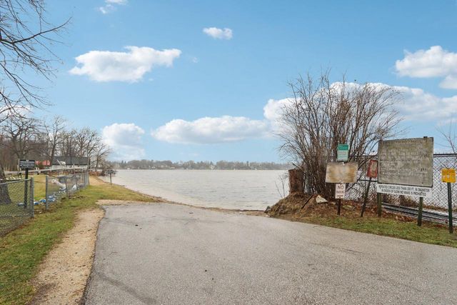 W351N6051 Bauers LANE, Oconomowoc, WI 53066