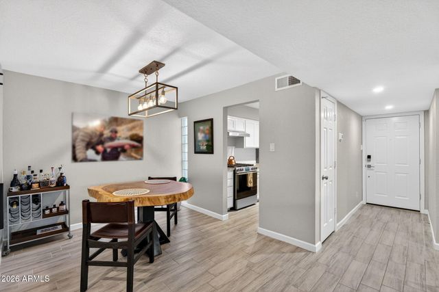 2233 E HIGHLAND Avenue 134, Phoenix, AZ 85016