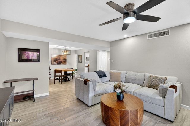 2233 E HIGHLAND Avenue 134, Phoenix, AZ 85016