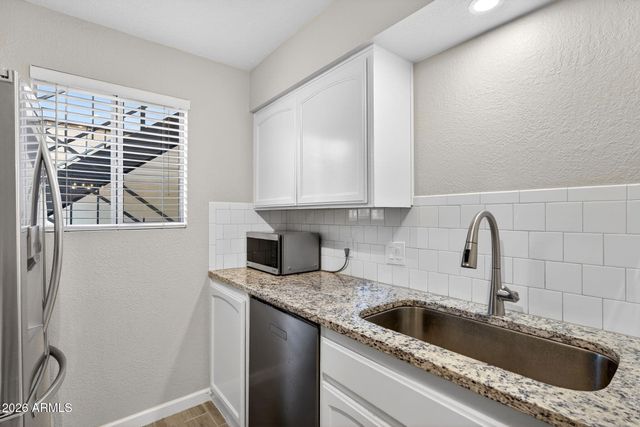 2233 E HIGHLAND Avenue 134, Phoenix, AZ 85016