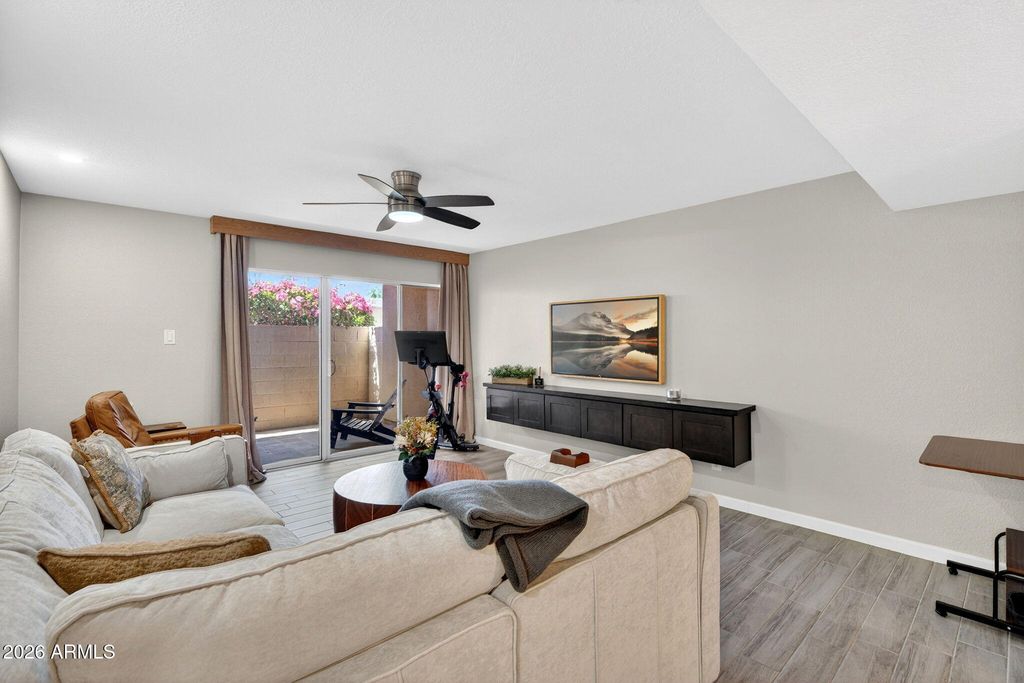 2233 E HIGHLAND Avenue 134, Phoenix, AZ 85016