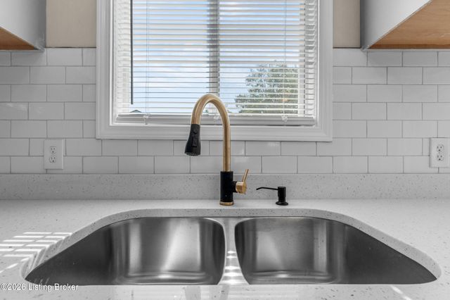 6511 Kenmore Ave, Louisville, KY 40216