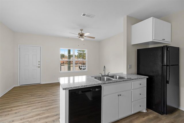 409 Beto St 12, Huntsville, TX 77340