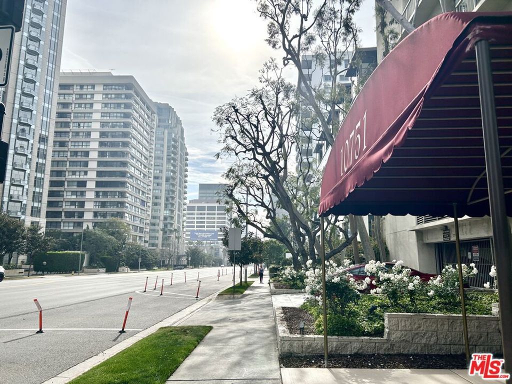 Image 13 of property listing at 10751 Wilshire Boulevard 607, Los Angeles, CA 90024