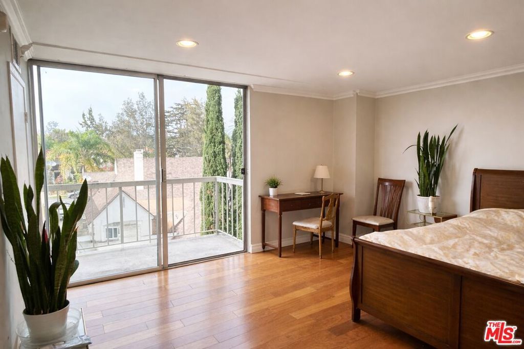 Image 3 of property listing at 10751 Wilshire Boulevard 607, Los Angeles, CA 90024